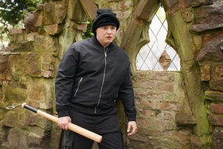 Robbie Roscoe is ready to attack to protect Hannah Ashworth in Hollyoaks. 