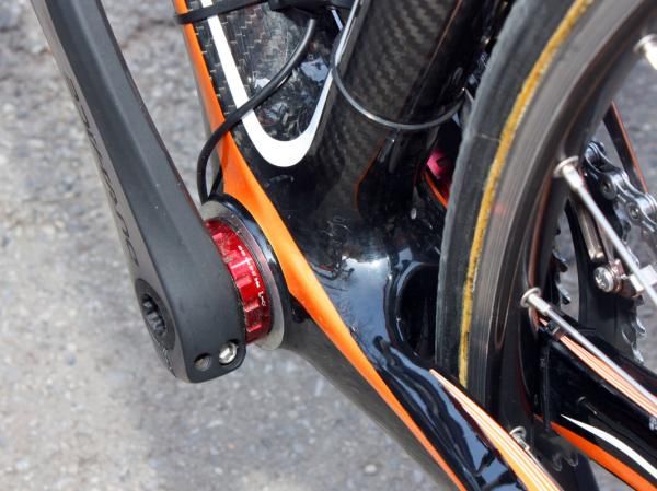 This Euskaltel-Euskadi Orbea Orca, on the other hand, uses thread-in cups with ceramic bearings.