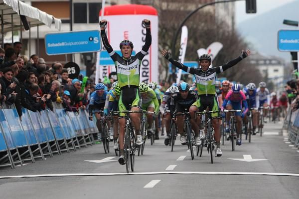 Daryl Impey (GreenEdge) put in a late attack and held off the peloton to win stage 2