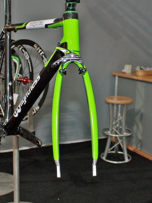 The AX-Lightness AX6000 fork uses unusually widely set blades that are supposedly more aerodynamic than narrowly set ones.