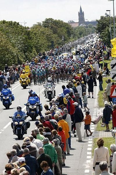 The peloton rolls out from Dunkeque