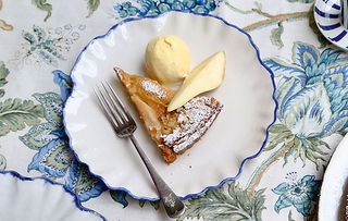 Dulce de leche tart with pear and almonds