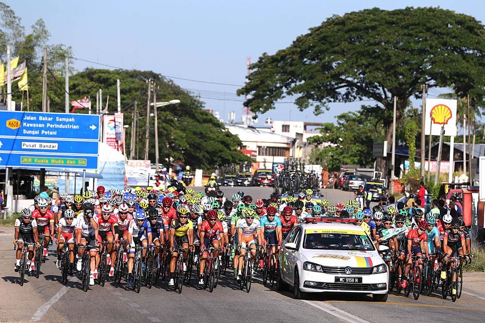 The race is still neutralised before the official start