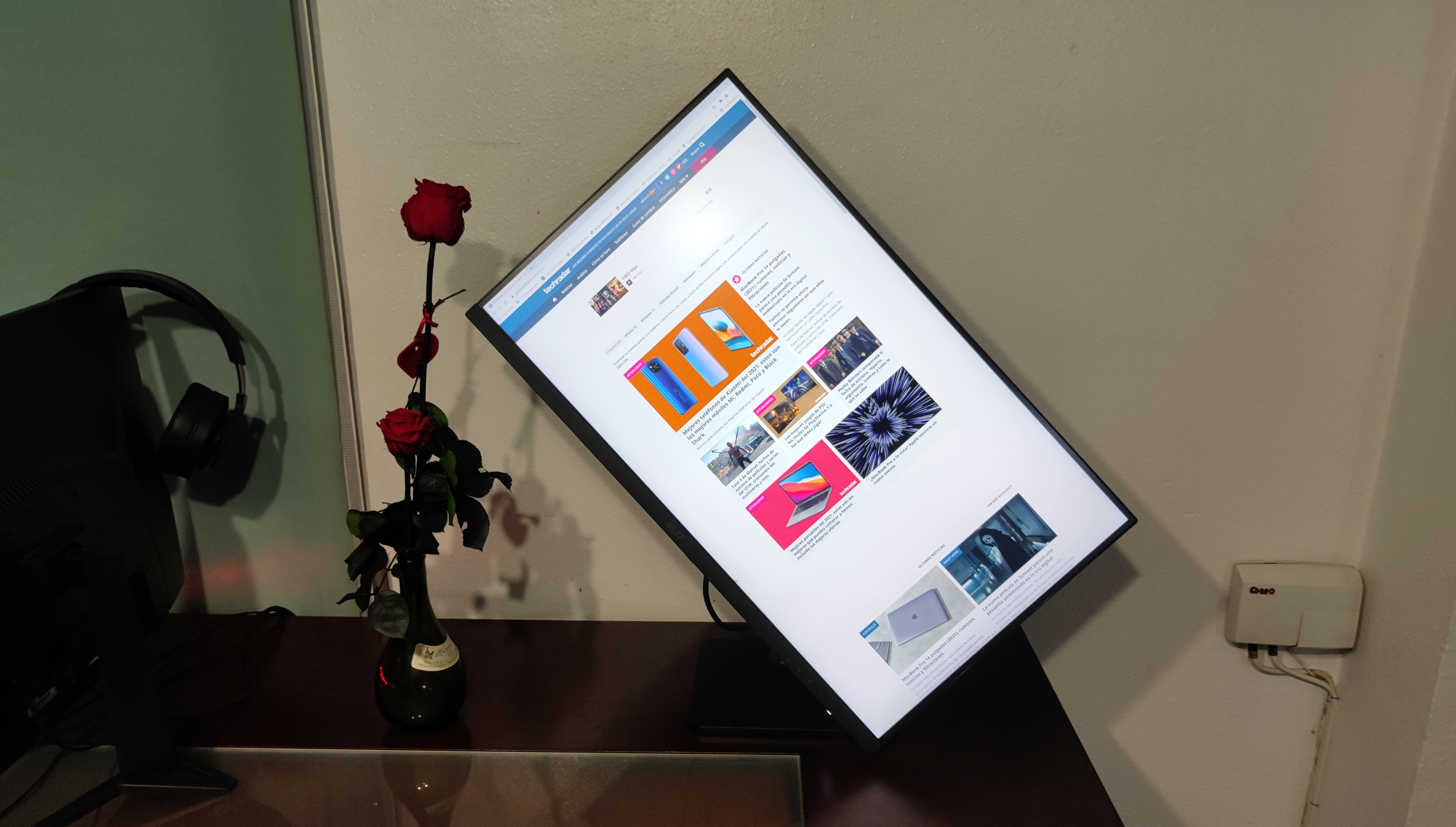 El MSI Modern MD271QP colocado en diagonal