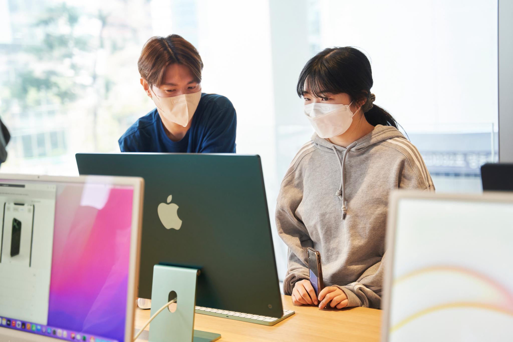 Apple Myeongdong Opening Day Customer Help