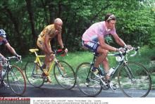Marco Pantani climbs behind maglia rosa wearer Pavel Tonkov at the 1997 Giro d'Italia. Pantani would withdraw after stage 8 following a crash.