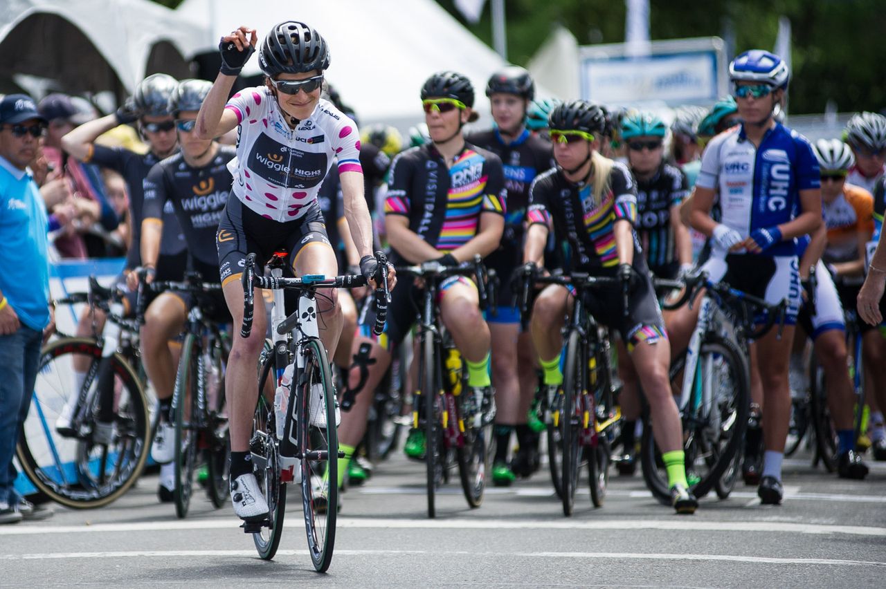 Mara Abbott (Wiggle High5) rolls to the line in the mountain jersey