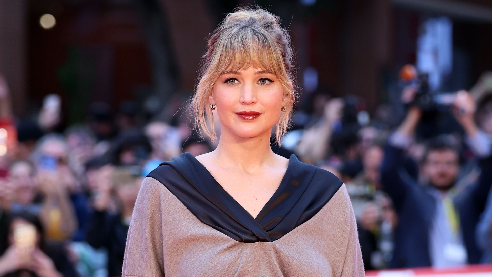 Jennifer Lawrence wore new Dior Spring 2026 by Jonathan Anderson at the Rome Film Festival, starring the bubble-hem skirt trend
