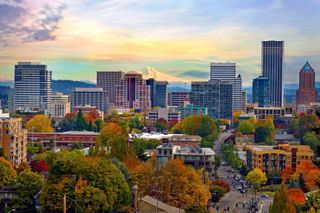 picture of Portland, Oregon skyline in the fall