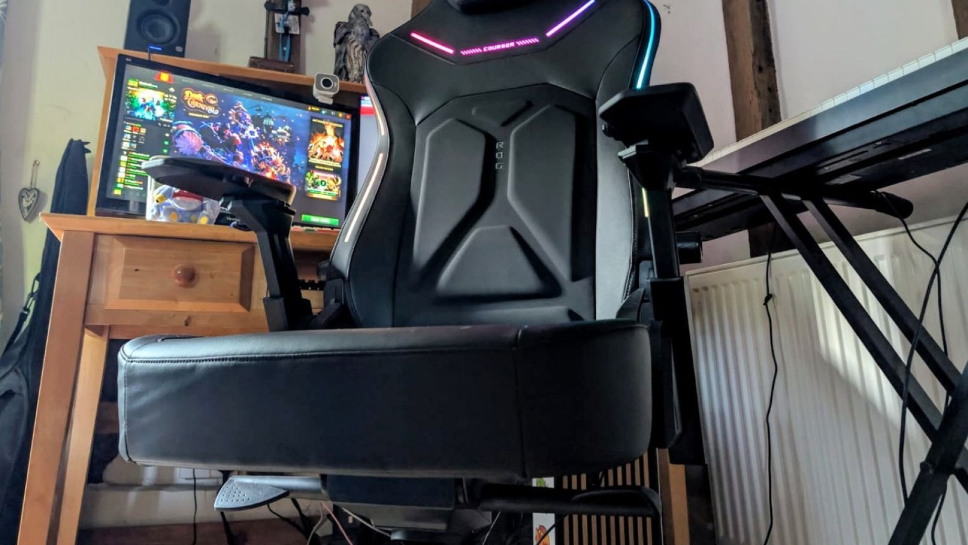 Low view of Asus ROG Courser main seat base in a gaming setup