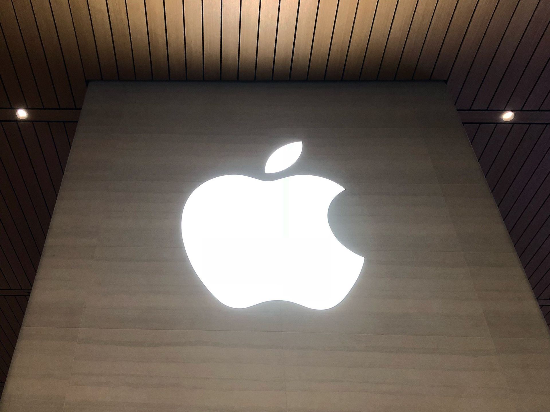 Apple Store in Louisville's Oxmoor Center set to reopen on September 14