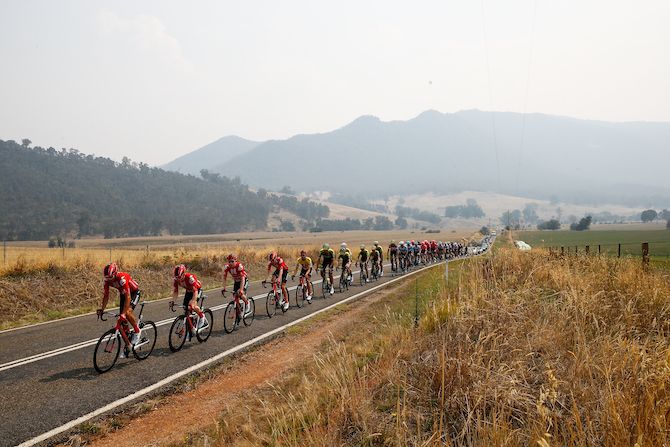 Race leader Jai Hindley&rsquo;s Sunweb team lead the bunch on stage 3
