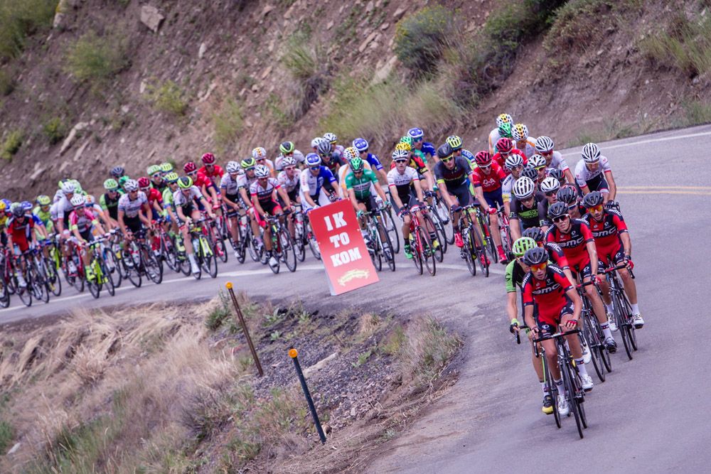 The field hits 1K to go on the climb