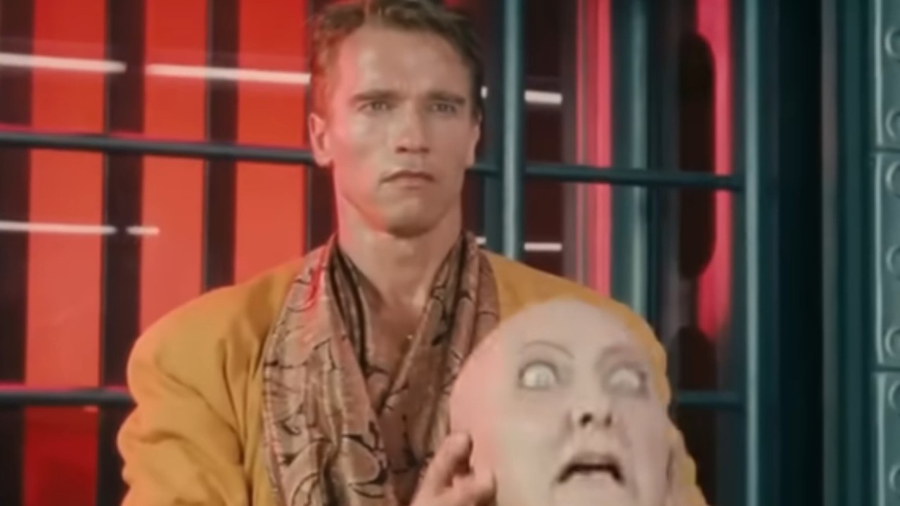 Arnold Schwarzenegger holding a head in Total Recall