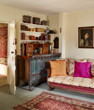 livingroom_antique_sofa_books_rug