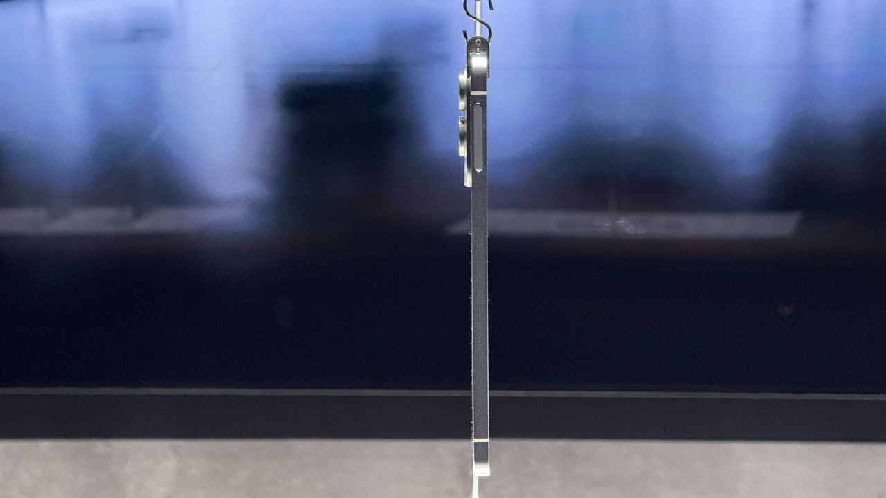 El Samsung Galaxy S25 Edge en exposici&oacute;n en el evento Galaxy Unpacked del 22 de enero de 2025.