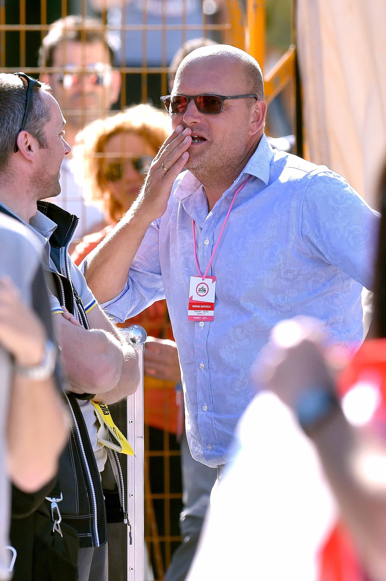 Bjarne Riis chats with Piet De Moor