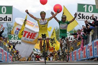 Giro d'Italia, May 30, 2007: Simoni dominates Monte Zoncolan for the second time in his career with the help from Saunier Duval team-mate Leonardo Piepoli (r).