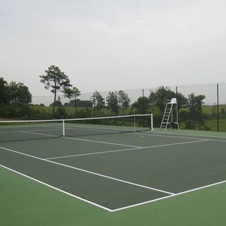 airbnb france tennis court