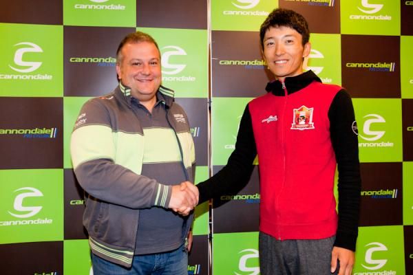 Nariyuki Masuda with Liquigas-Cannondale trainer Paolo Slongo.