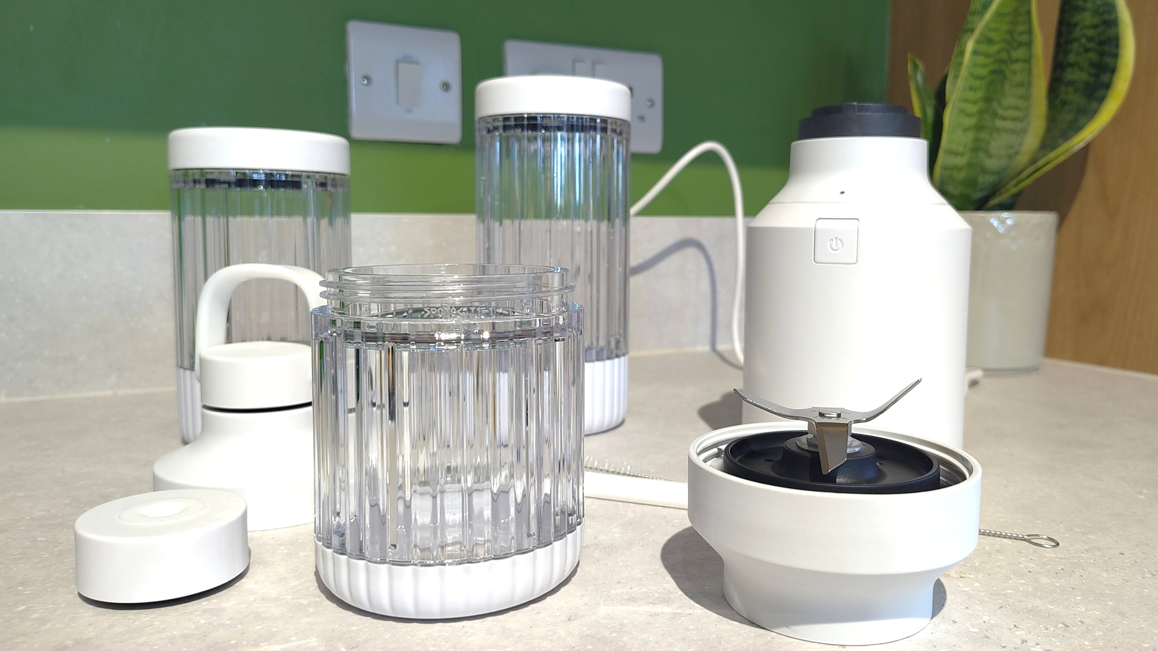 Beast Mighty 850 Plus blender with accessories
