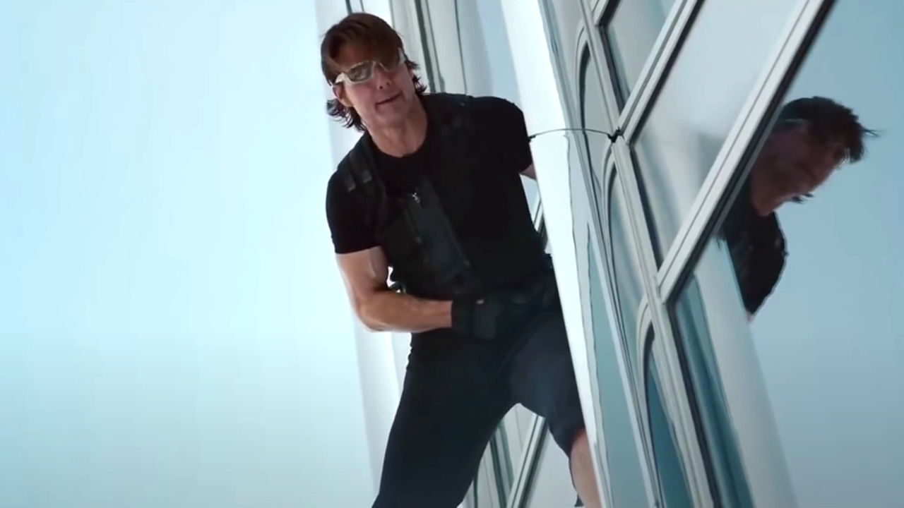 Tom Cruise pasando el rato al costado del Burj Khalifa en Misión Imposible: Protocolo Fantasma.