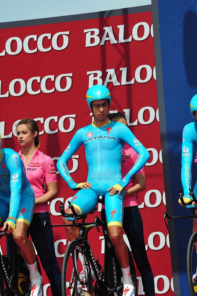 Fabio Aru (Astana) awaits the start