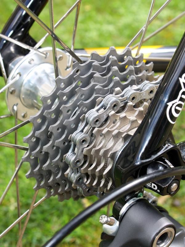 A Shimano Dura-Ace 7900 chain runs across the matching 7900 cassette.
