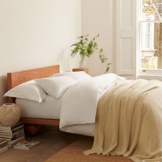 Double bed with white and brown bedlinen