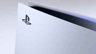 Et bilde av PlayStation-logoen på en PS5-konsoll