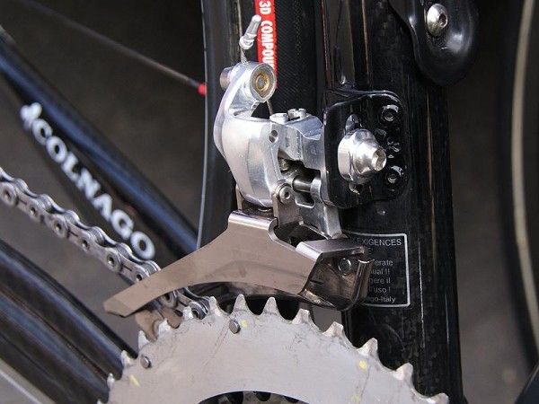 The front derailleur is likewise still just a CNC-machined prototype but the styling elements are still there.