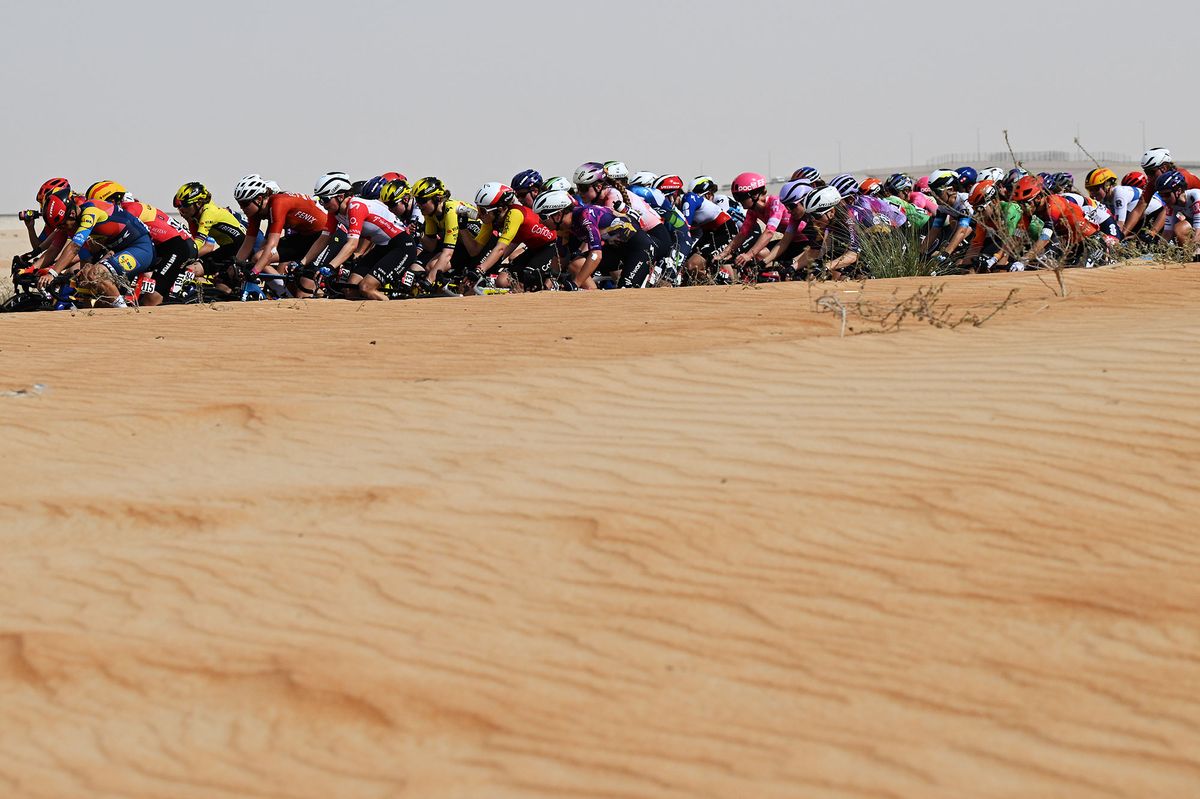 The peloton on stage 2 of the UAE Tour Women