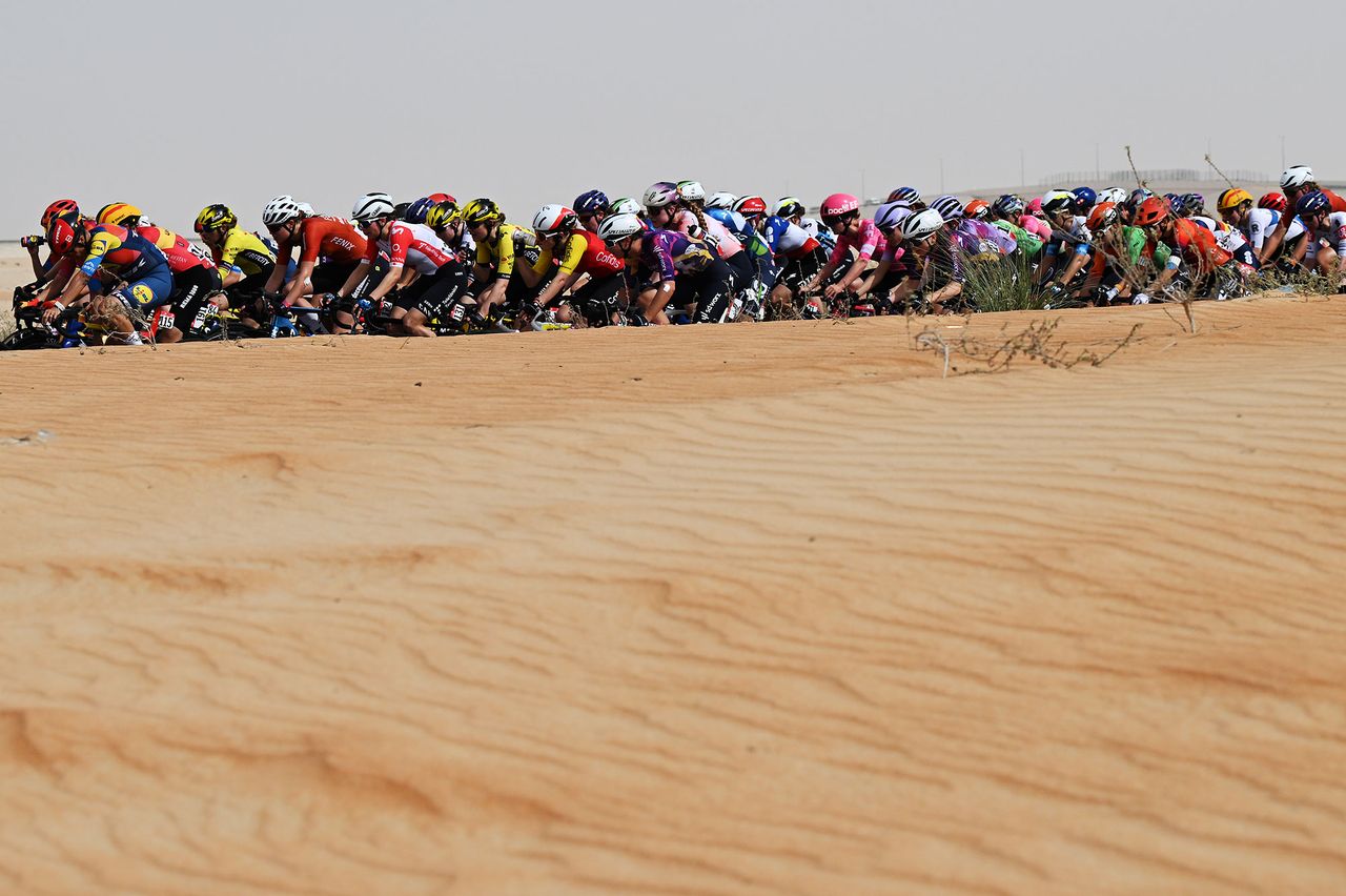The peloton on stage 2 of the UAE Tour Women