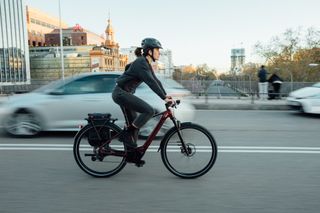 Image shows rider on the Orbea Kemen in the city.