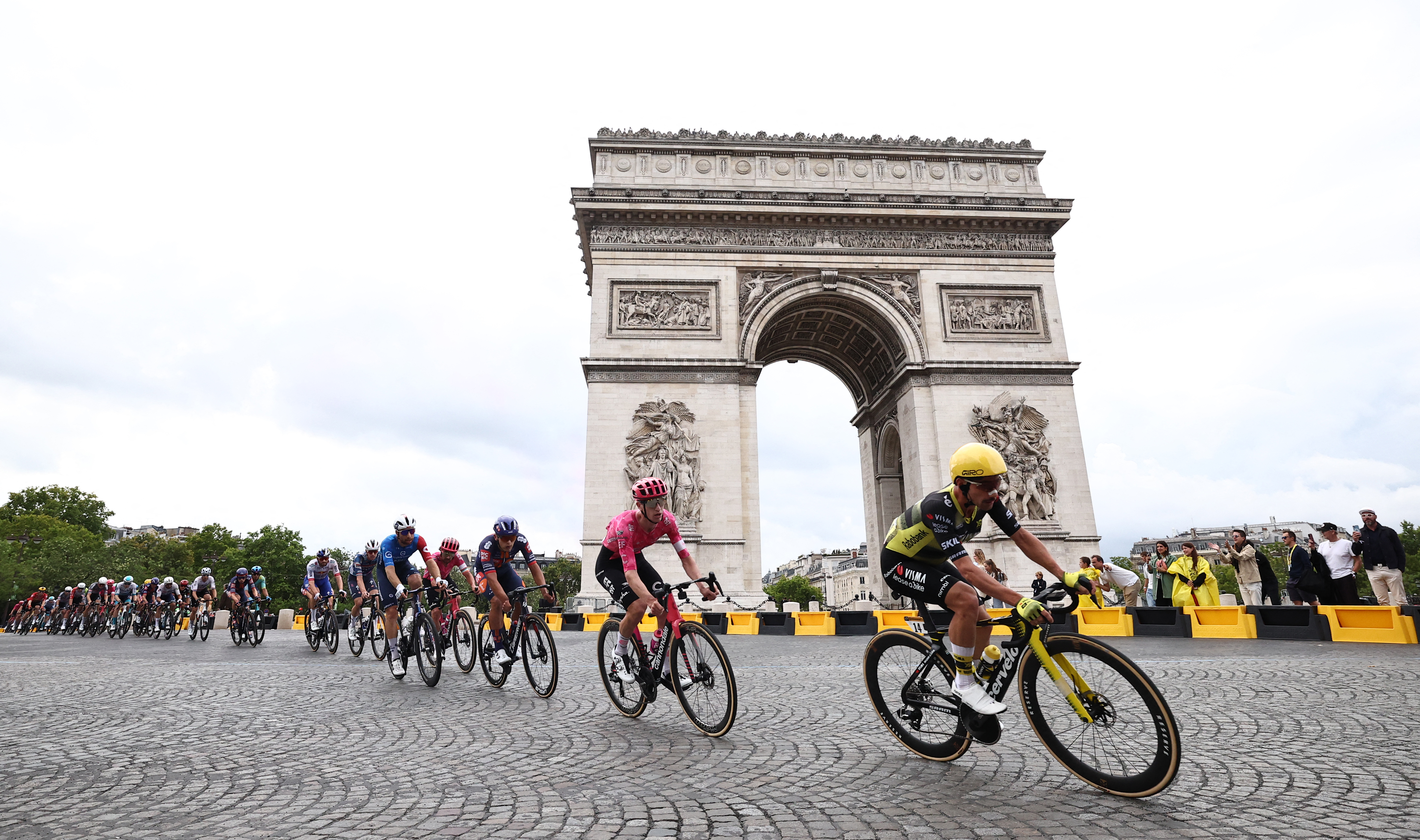 Tour de France passes Arc de Triomphe