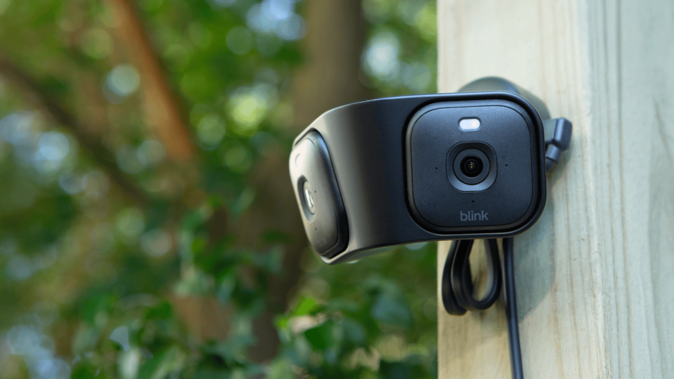 Blink Arc dual-camera in black mounted outdoors