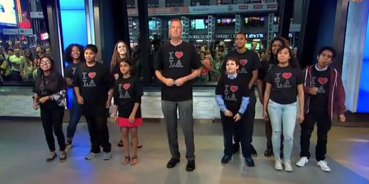 New York Mayor Bill de Blasio settles bet, sings &amp;#039;I Love L.A.&amp;#039; on Jimmy Kimmel Live