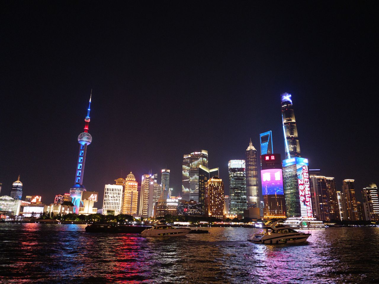 Panasonic Lumix L10 sample gallery: Famed Bund skyline in Shanghai, China, at night