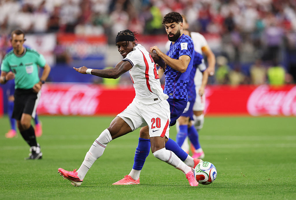 Noni Madueke and Josko Gvardiol fight for the ball during England vs Croatia.