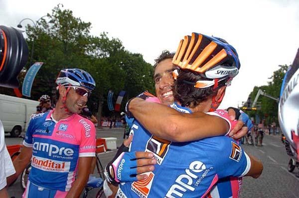 Daniele Bennati (Lampre-Fondital) gets the congrats from team-mates after winning the final stage.