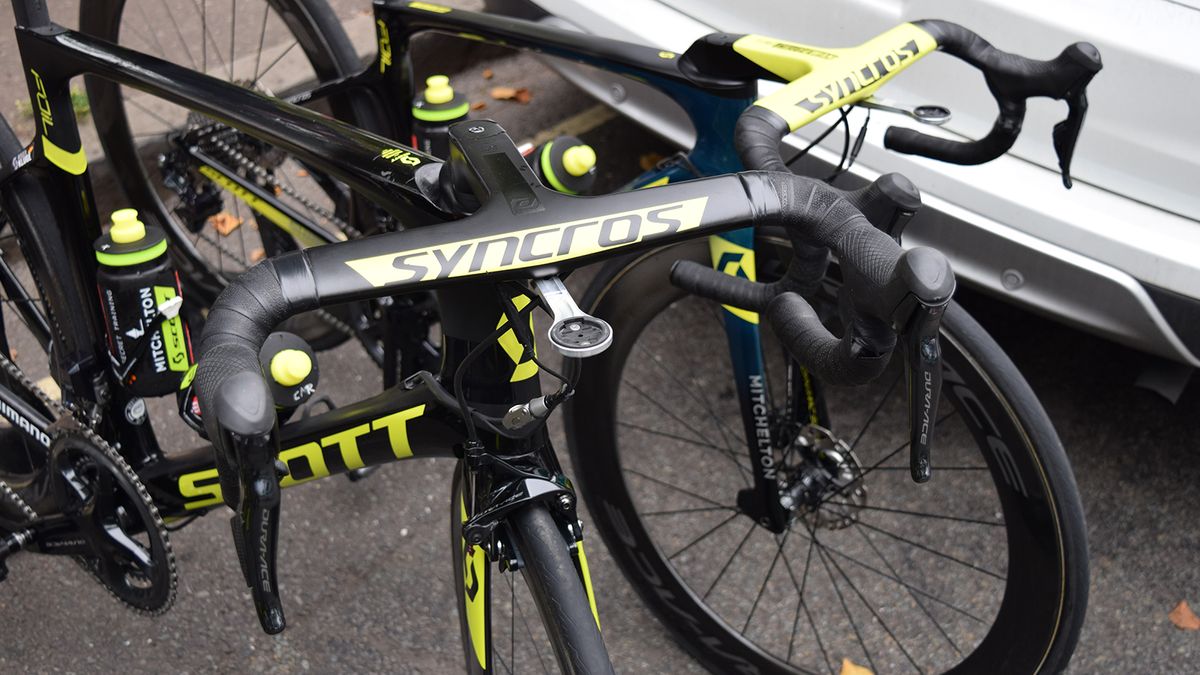 Ewan's leadout man Roger Kluge uses a significantly wider Syncros cockpit than his teammate