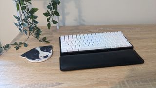 Vissles V84 mechanical keyboard on a wooden desk