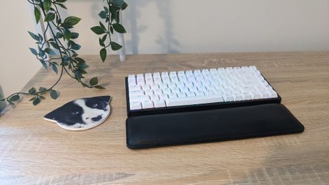 Vissles V84 mechanical keyboard on a wooden desk