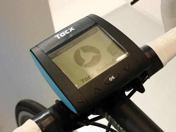 The battery-powered display unit controls all of the basic settings and includes smartly waterproof buttons.