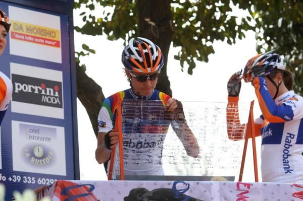 The World Cup leader, Marianne Vos (Rabo Women) signing on