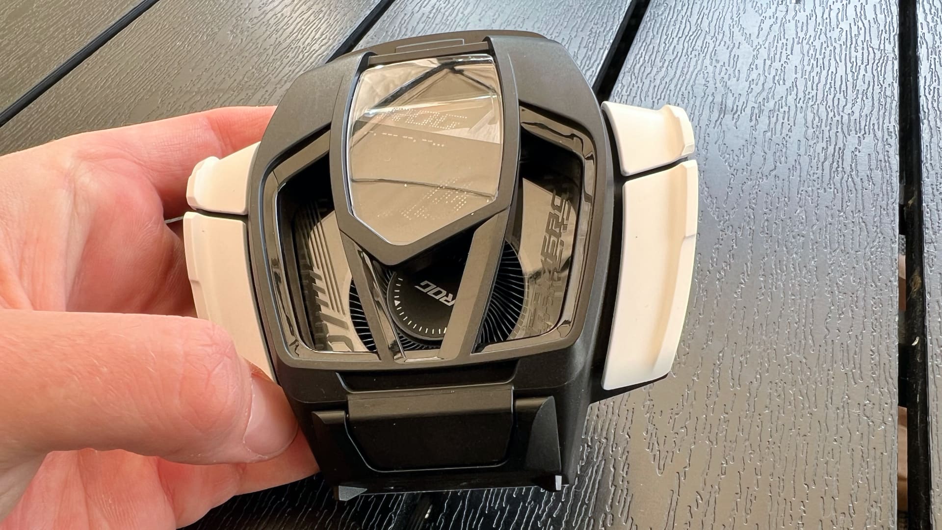 Asus Rog phone 7 och Aerocooler 7 på svart bord