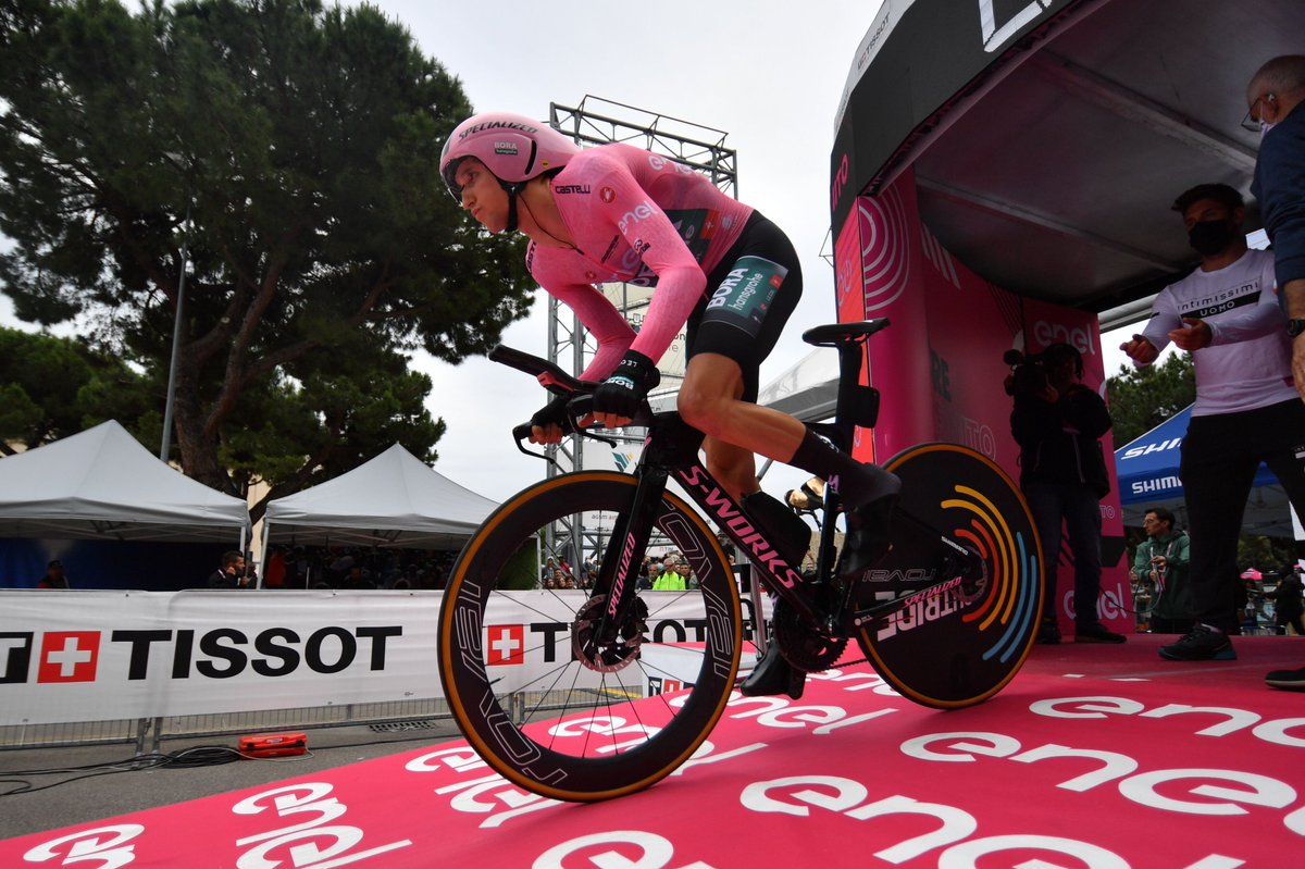 Maglia rosa Jai Hindley at stage 21 start