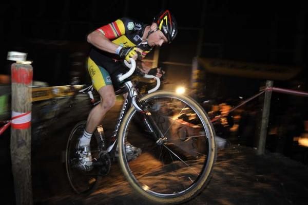 Sven Nys crests the climb