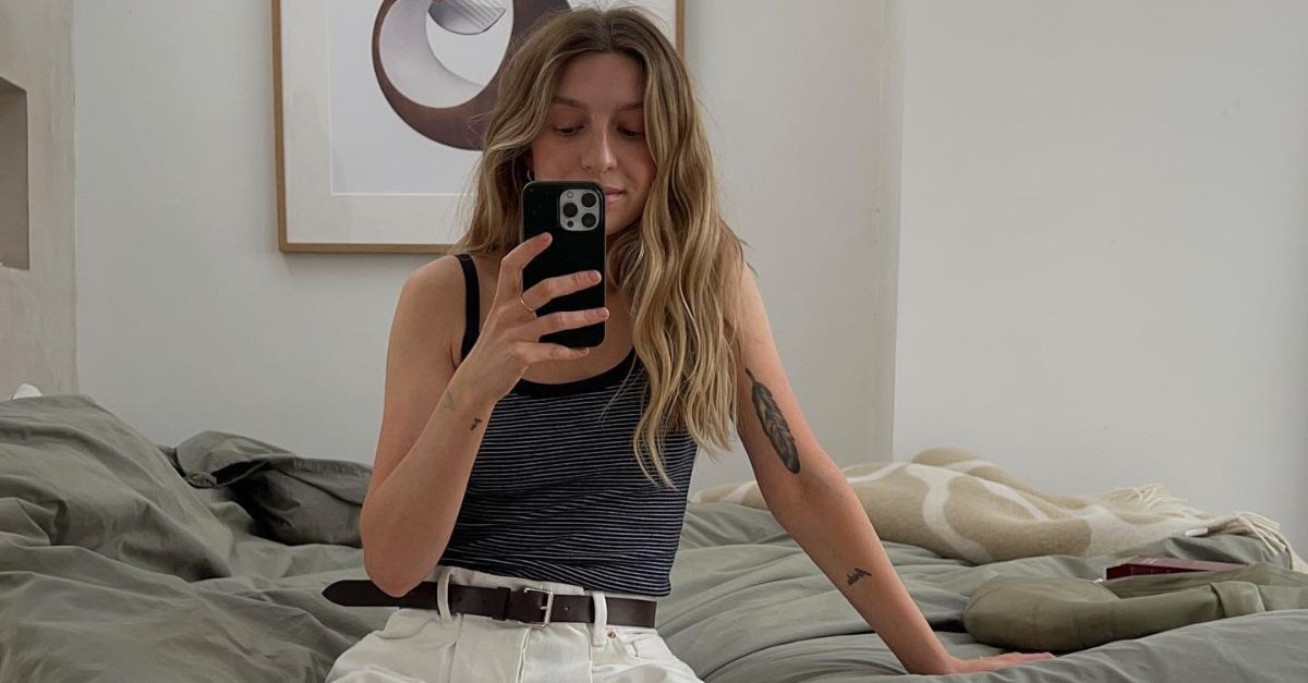 Fashion People Know White Jeans Look Best With Brown Sandals