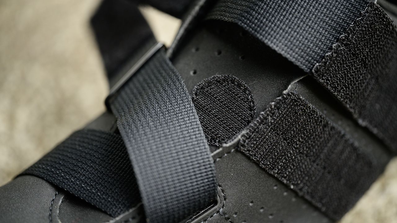 Fizik Tempo Powerstrap R5 velcro holding tongue in place
